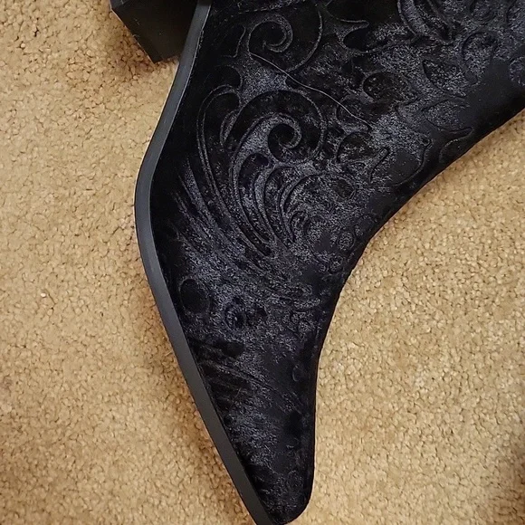 Black patterned size 12 boots - Picture 2 of 2